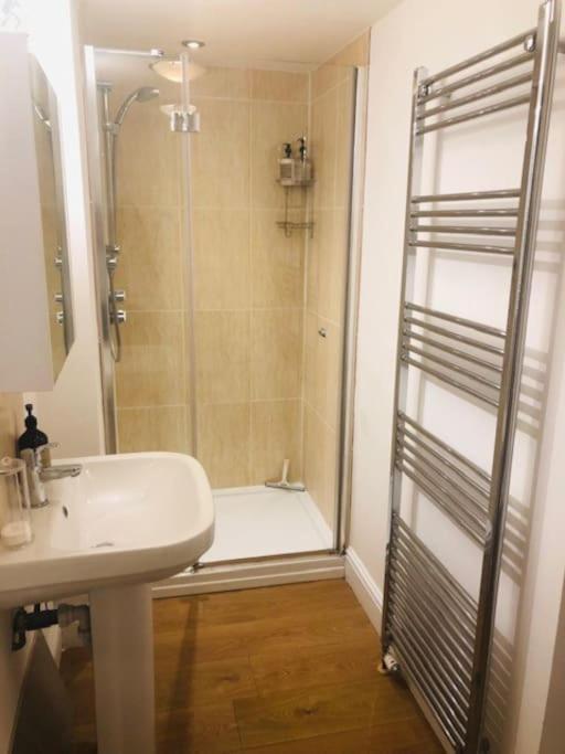 2 Double Bedroom Large Modern Self Contained Apartment Free Parking Camberley Exterior foto